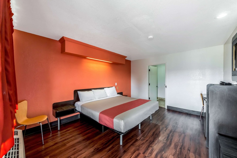 Standard Room, 1 King Bed, Smoking - Photo 1