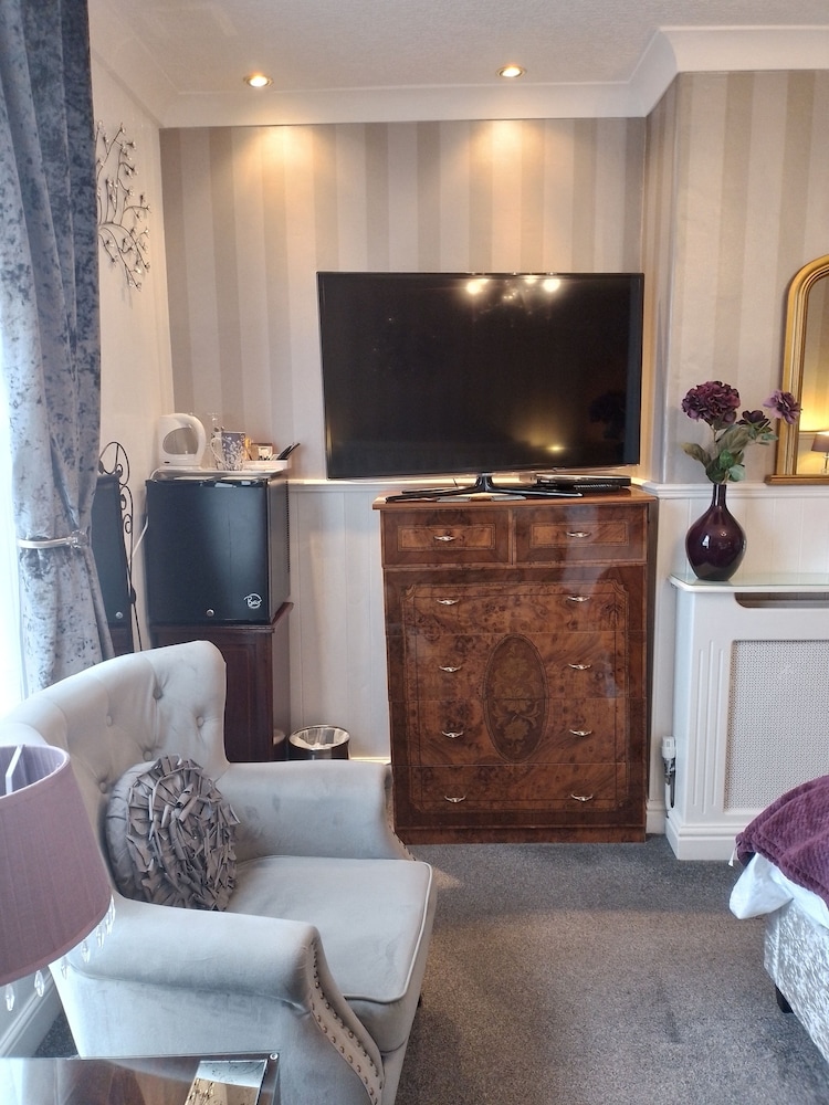 Deluxe Room, 1 King Bed, Sea View (Second Floor) photo 3
