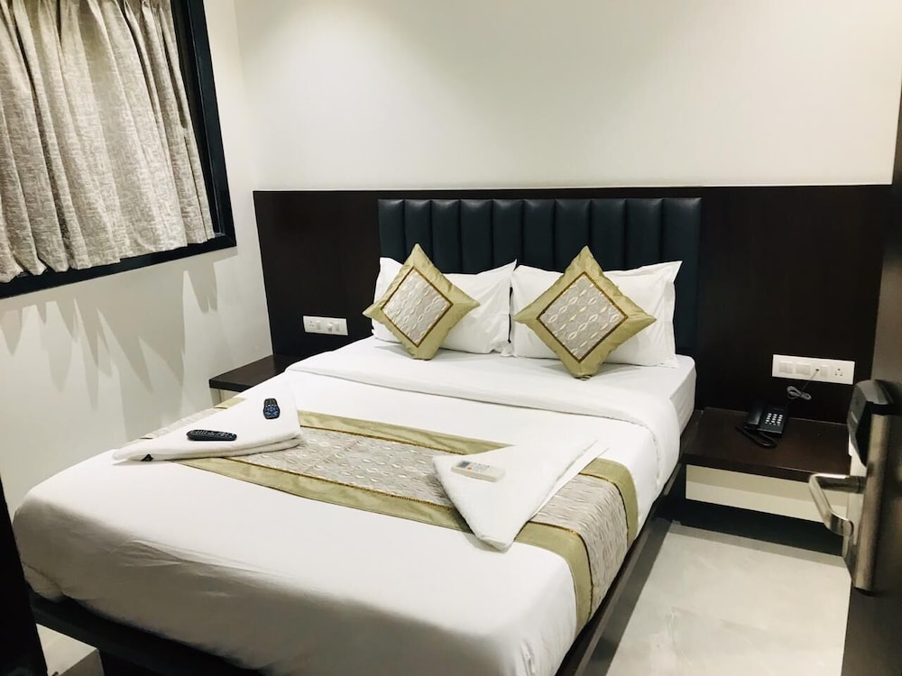 Deluxe Room - Photo 10