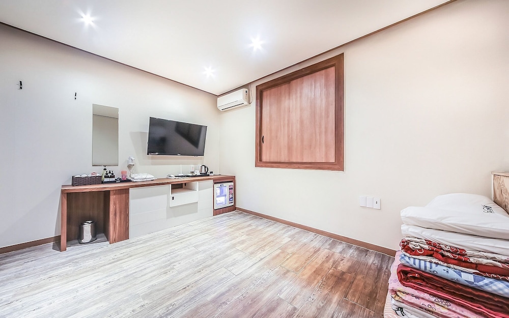 Room (Ondol (for 3 people Netflix (account )