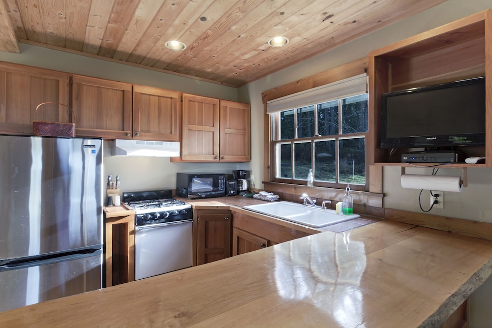 Deluxe Cabin, 1 Queen Bed, Hot Tub, Partial Sea View (No Pets) photo 2