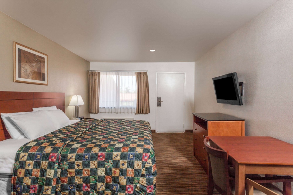 Standard Room, 1 King Bed - Photo 1