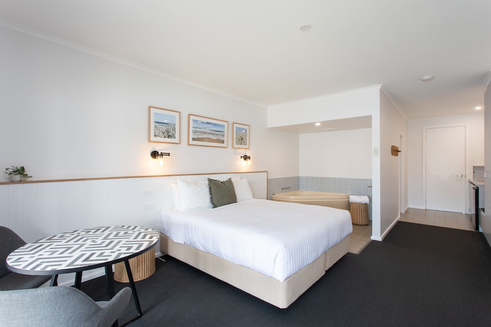 Waterfront Spa King Motel Room photo 2