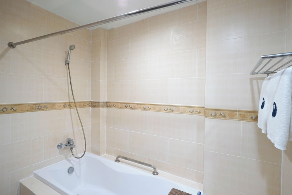Deluxe Twin Room, Pool Access photo 3