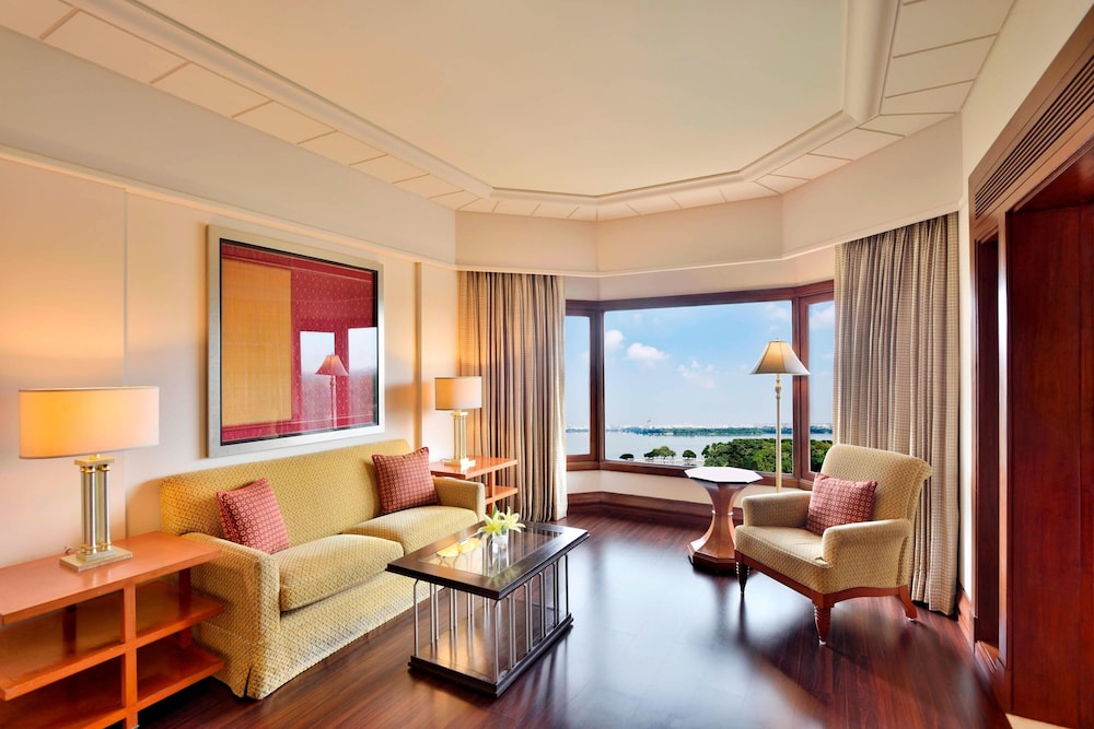 Executive Suite, 1 Bedroom, Lake View - Photo 1