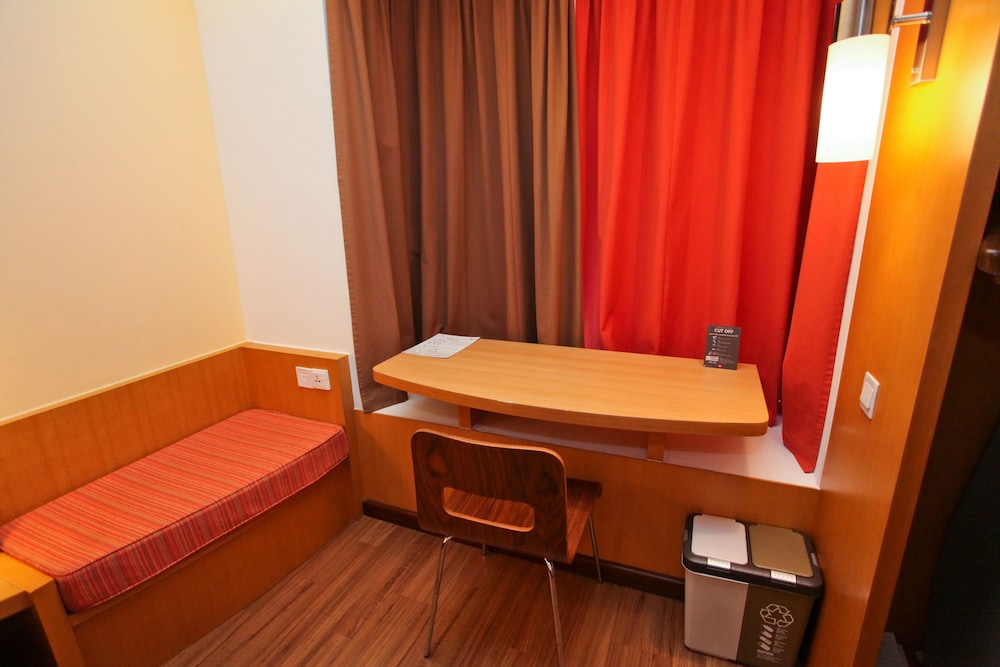 Standard Room, 1 Queen Bed photo 2