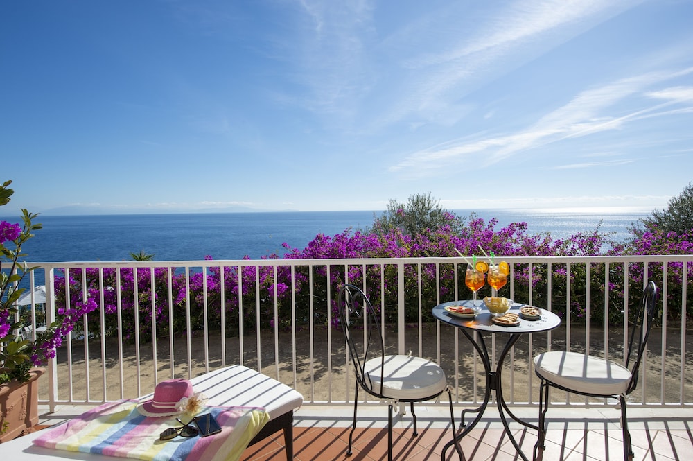 Double or Twin Room, Sea View - Photo 13