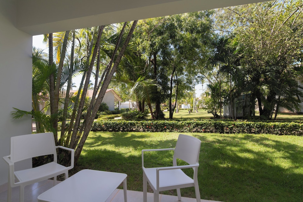 Standard Room, 1 King Bed, Garden View - Photo 9