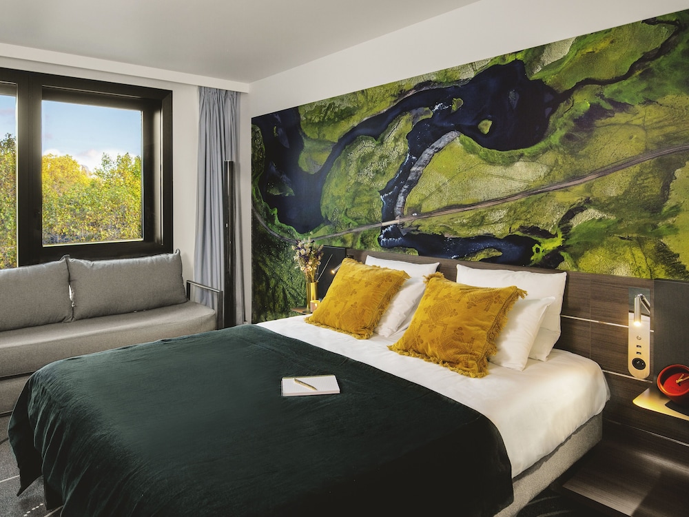 Superior Room, 1 Queen Bed with Sofa bed thumbnail 6