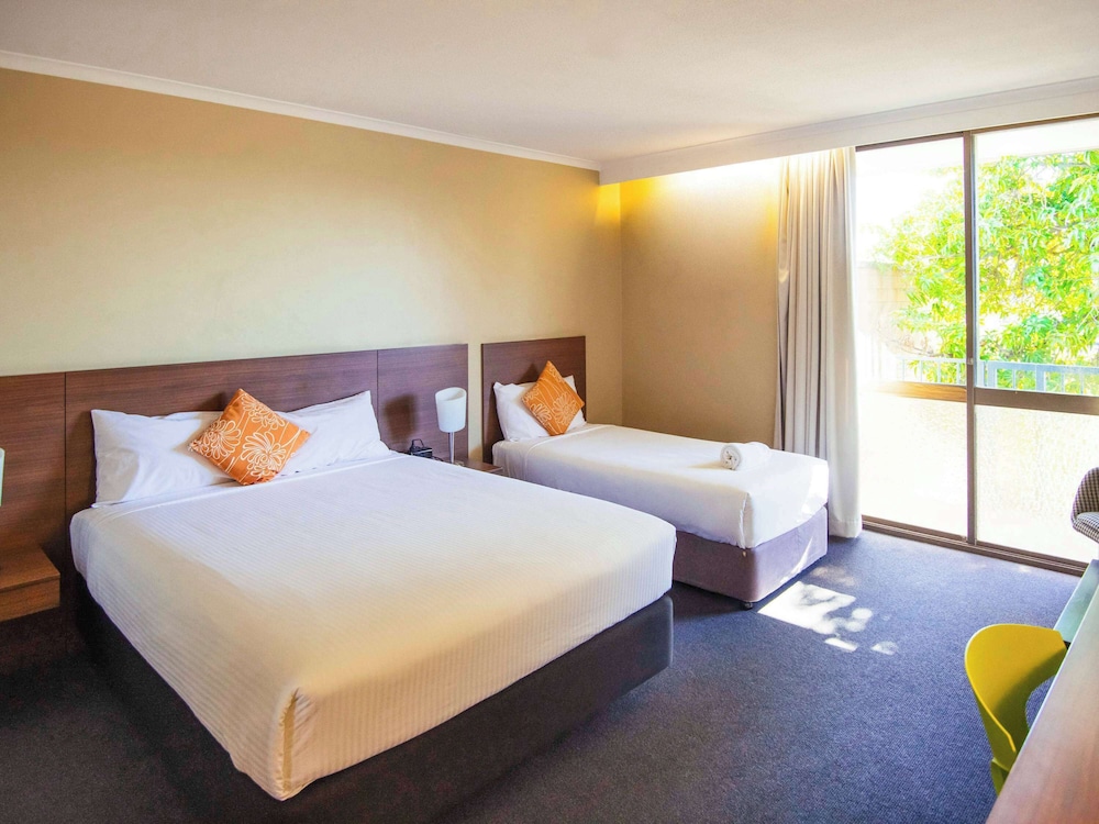 Standard Room, Multiple Beds - Photo 3