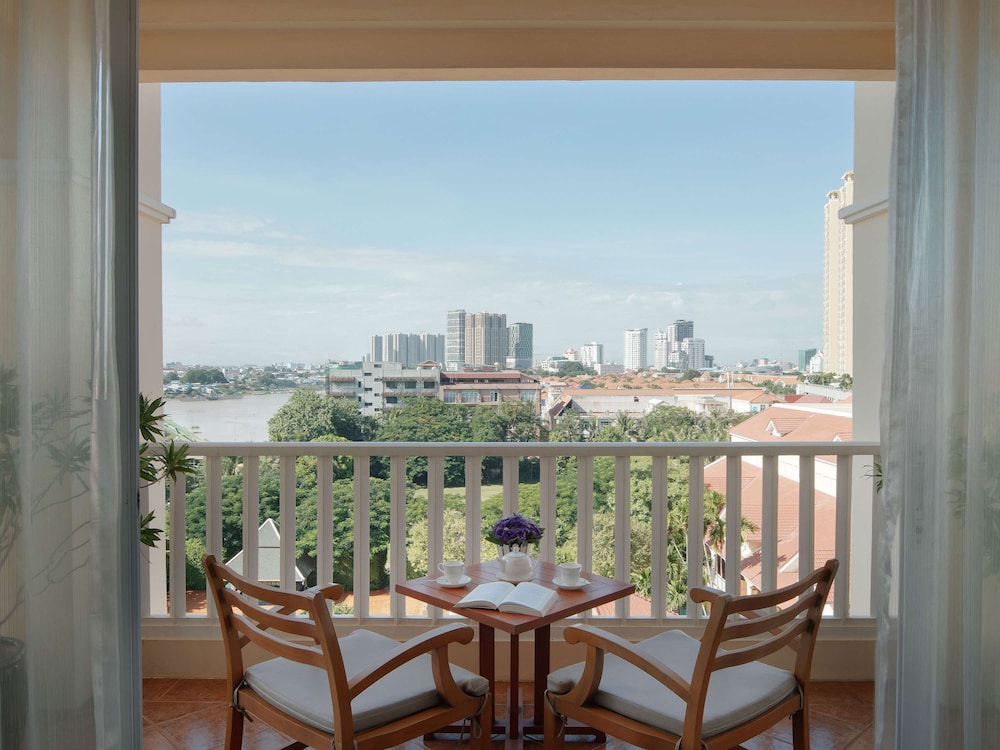 Luxury Room, 1 King Bed, Balcony (High Floor) - Photo 2