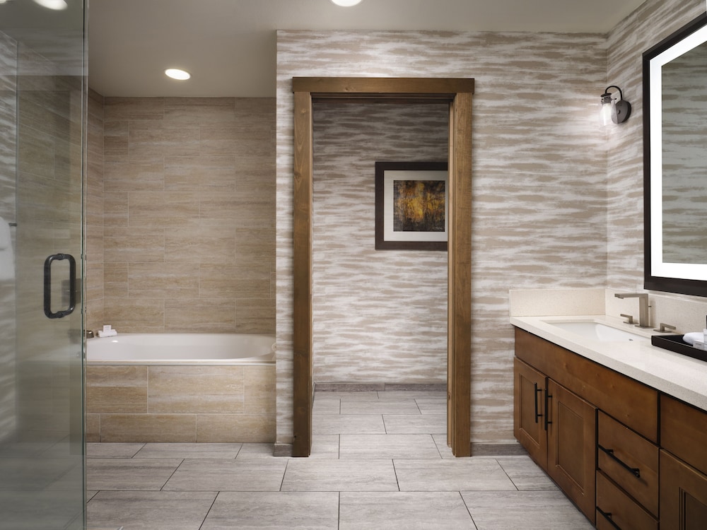 2 Bedroom Residence (2 Bath/1 with tub and separate shower) photo 2