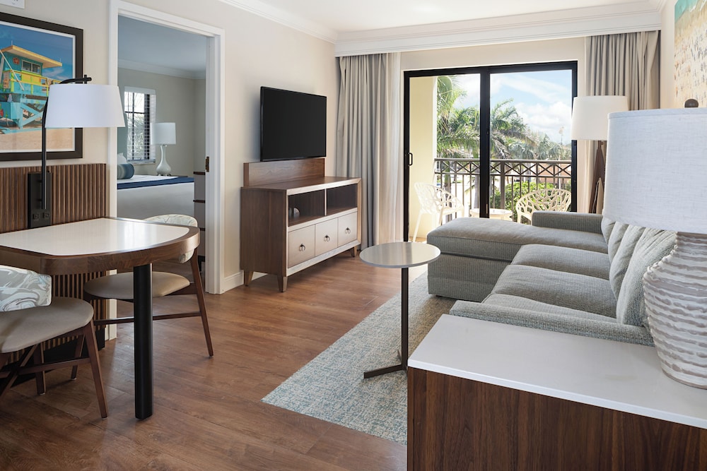 Suite, 1 King Bed with Sofa bed, Pool View
