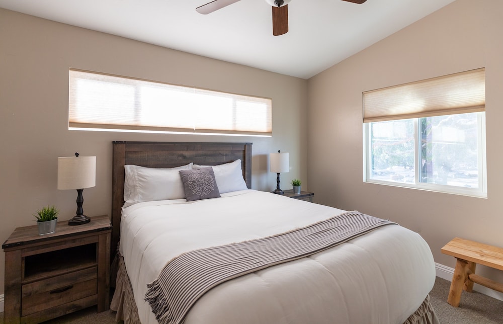 Deluxe 1 bedroom suite with Kitchen-1 Queen bed upstairs photo 3