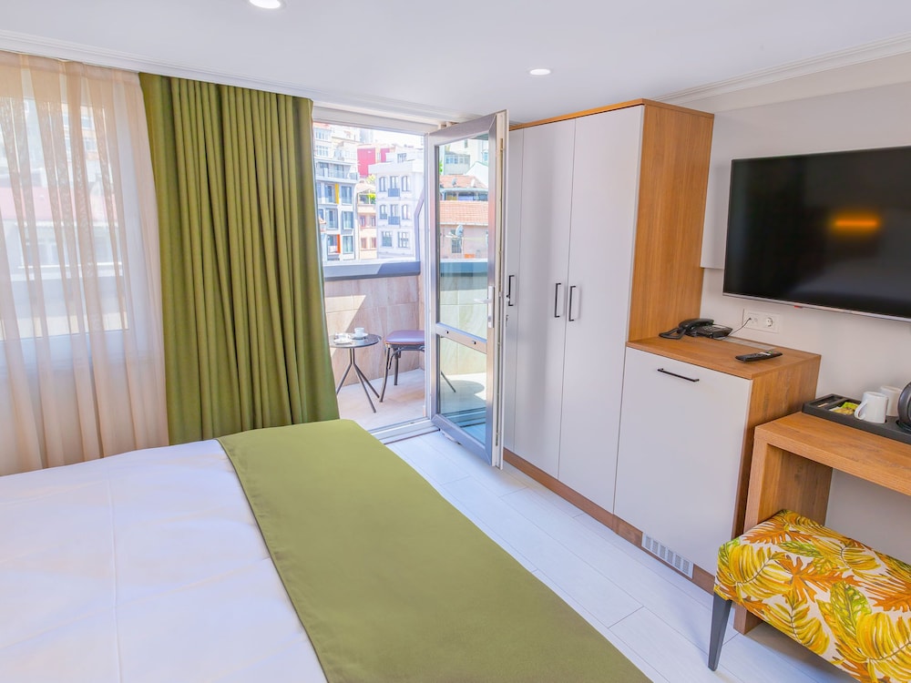 Superior Room with Balcony, City View photo 1