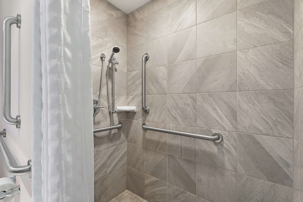 Suite, Accessible, Non Smoking (Roll-in Shower) photo 2