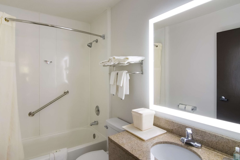 Suite, 1 King Bed, Non Smoking - Photo 6