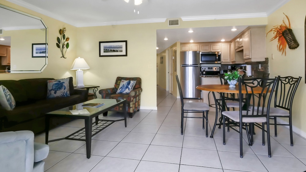 Deluxe Condo, 1 Bedroom, Balcony, Beachfront (Gulf Front) photo 2
