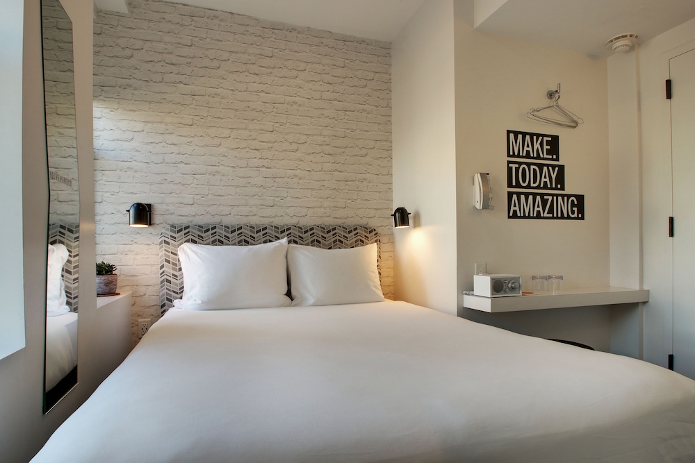 Room, 2 Queen Beds (Connector HiveQueen 3FL)