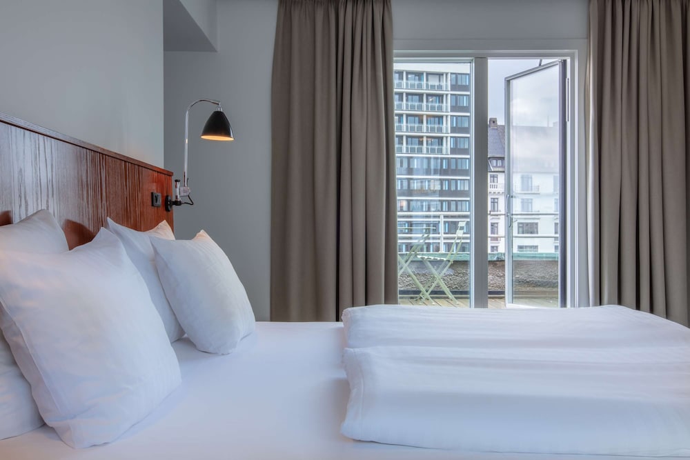Superior Room, 1 King Bed, Non Smoking thumbnail 5
