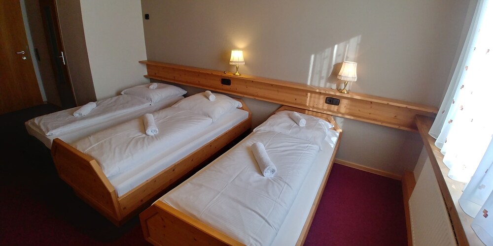 Deluxe Double Room (With Extra Bed) photo 2