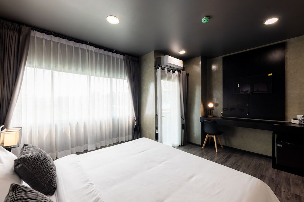 Standard King Room - Photo 9