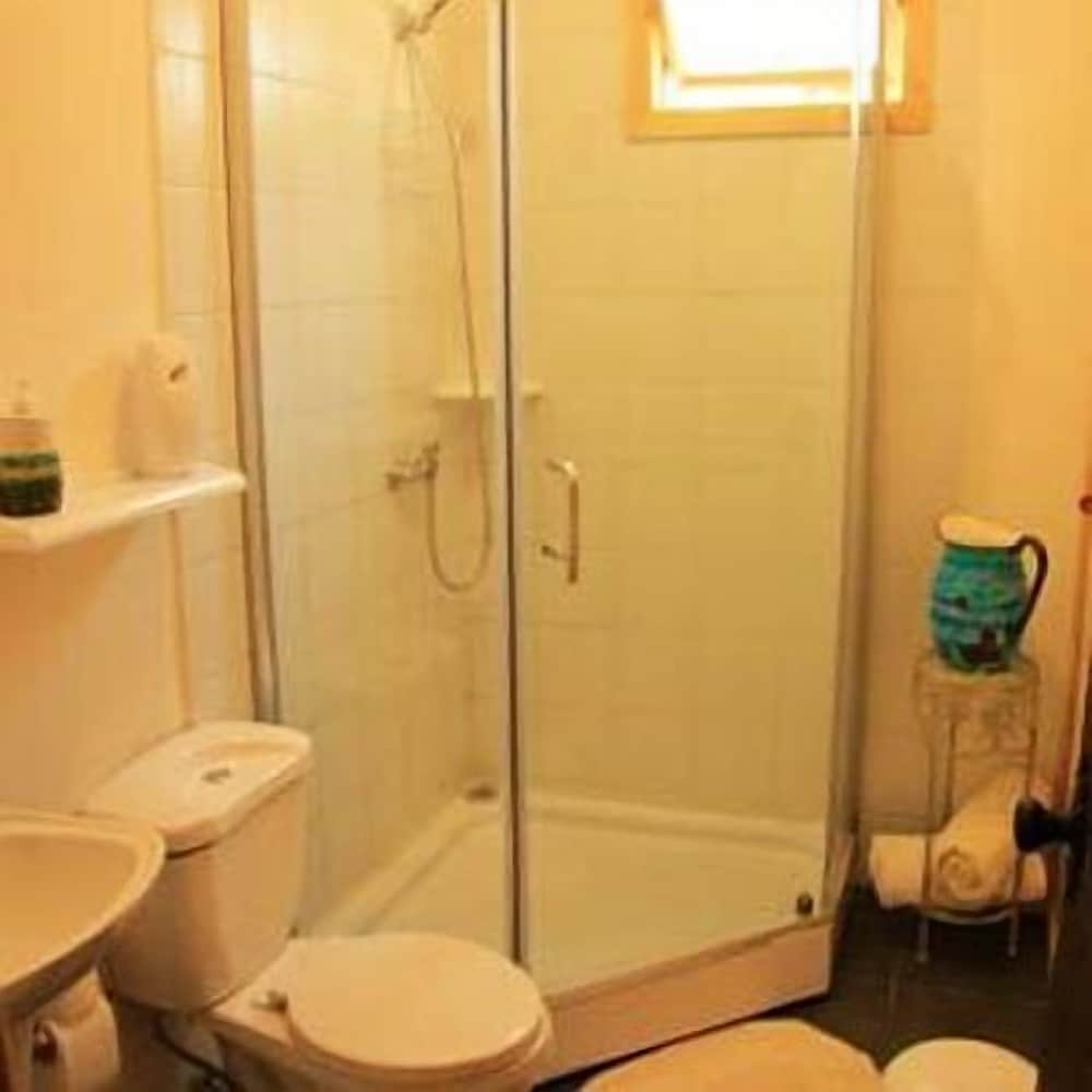 Standard Twin Room With Shared Bathroom photo 3