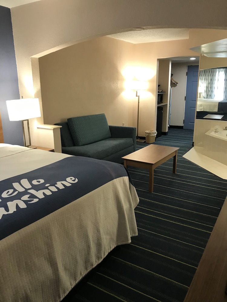 Suite, 1 King Bed, Smoking - Photo 3