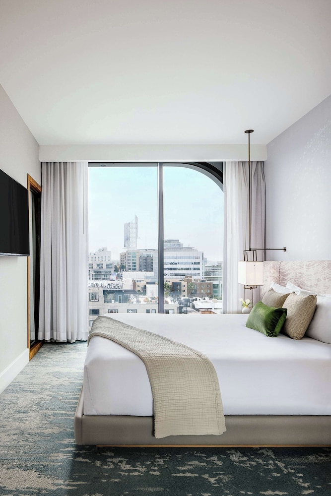 Suite, 1 King Bed (Platinum) - Photo 1