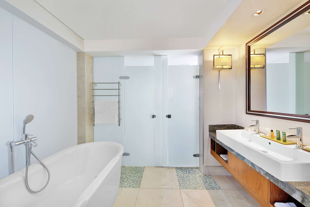 Executive Room, 1 King Bed, Club Lounge Access - Photo 4