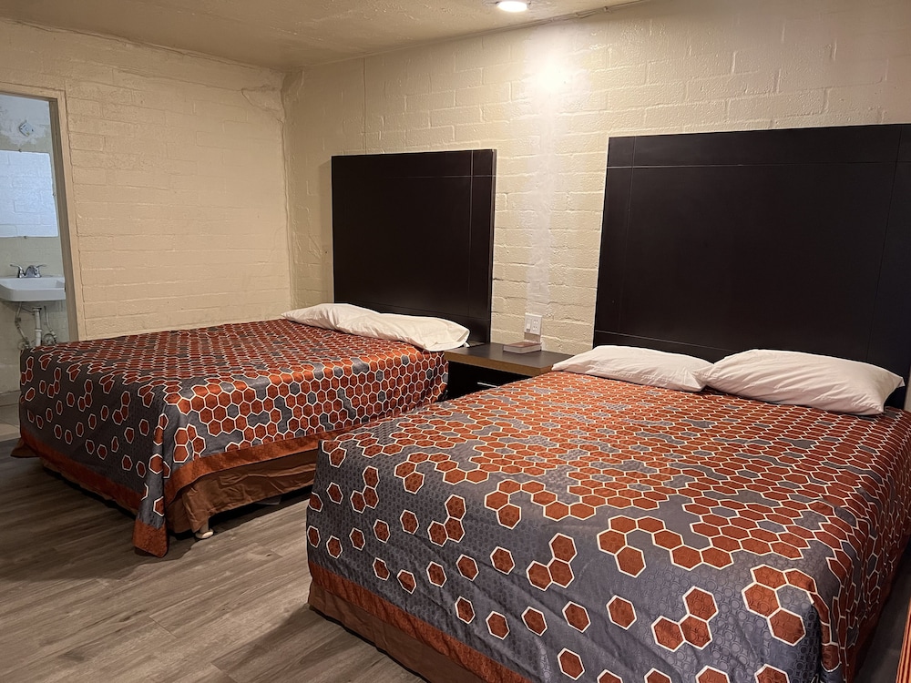 Basic Room, 2 Queen Beds photo 1