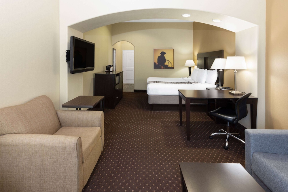 Executive Suite, 1 King Bed, Non Smoking - Photo 3