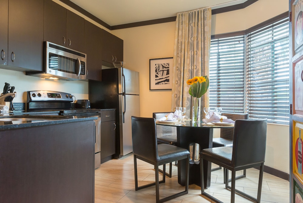 Two Bedroom Queen Suite - Photo 6