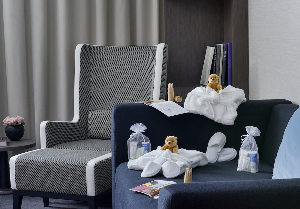 Premium Room, 1 King Bed with Sofa bed - Photo 3