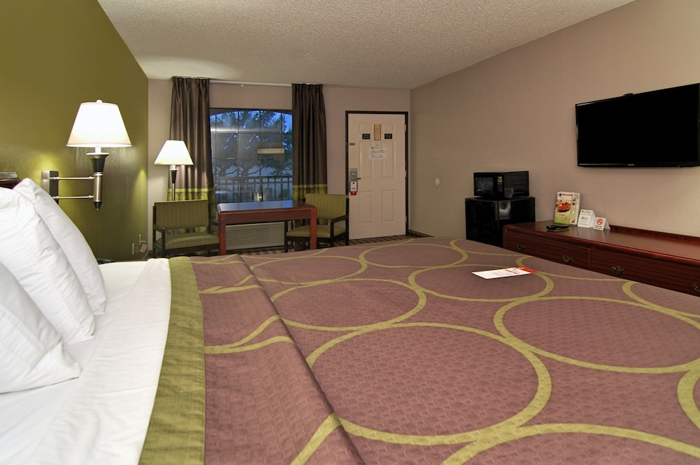 Suite, 1 King Bed, Smoking (Mini, First Floor) - Photo 2