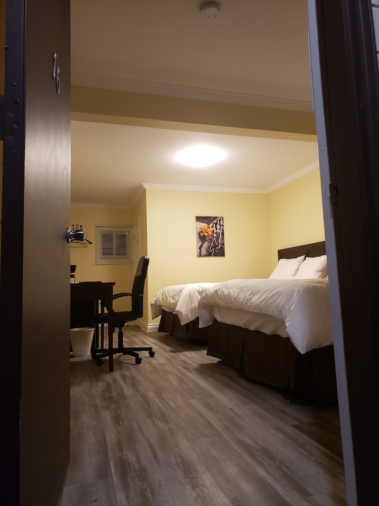 Standard Room, 2 Queen Beds photo 2