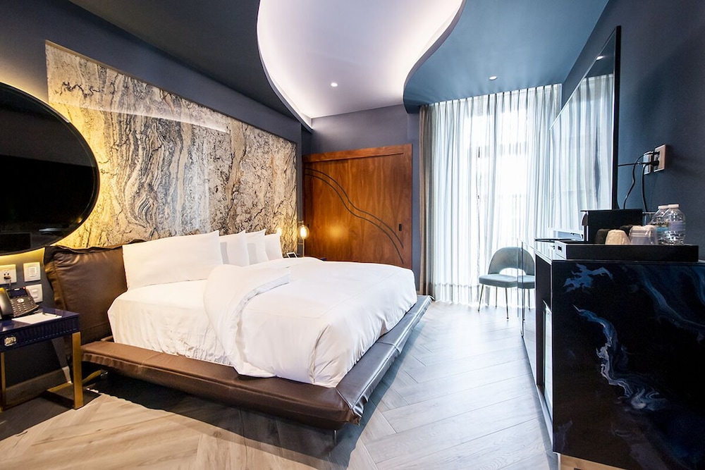 Deluxe Room, 1 King Bed - Photo 13