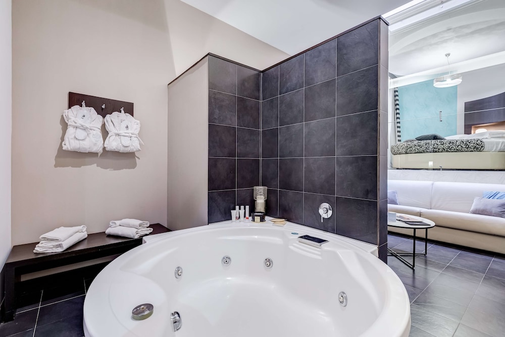 Suite, 1 King Bed, Hot Tub thumbnail 5