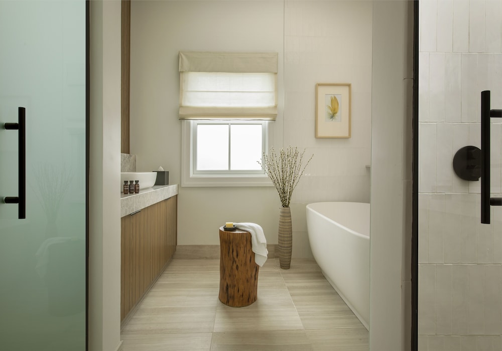 Suite, Bathtub - Photo 3