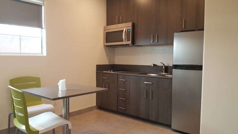 Deluxe Room, 1 Queen Bed, Kitchenette