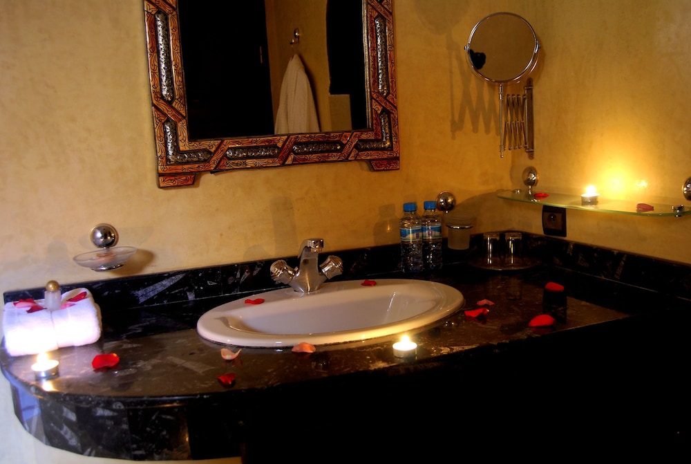 Honeymoon Suite - Photo 5
