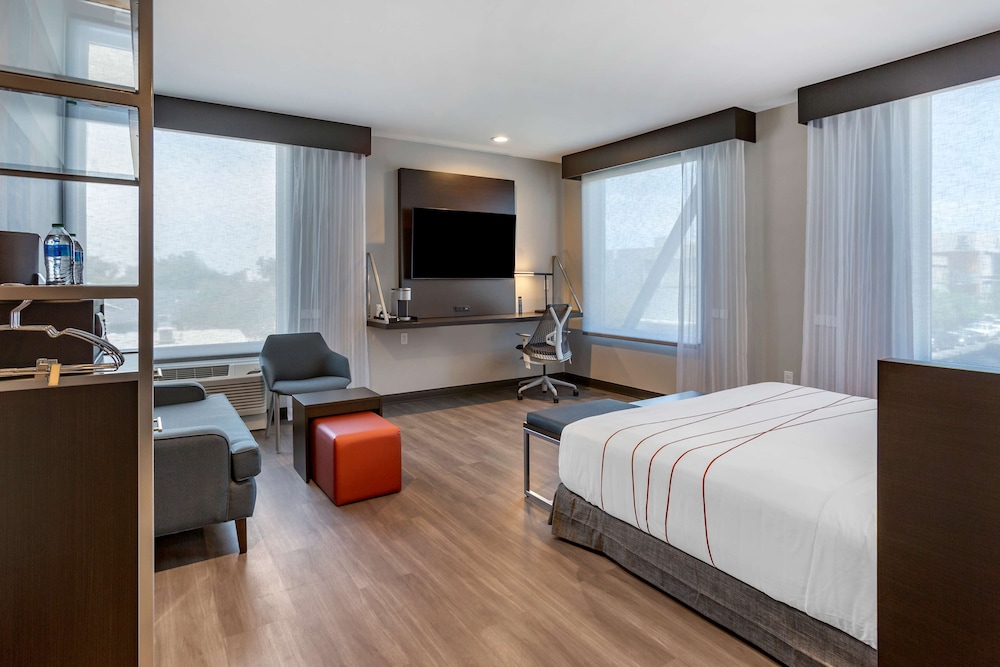 Standard Room, 1 King Bed, Accessible, Corner - Photo 1
