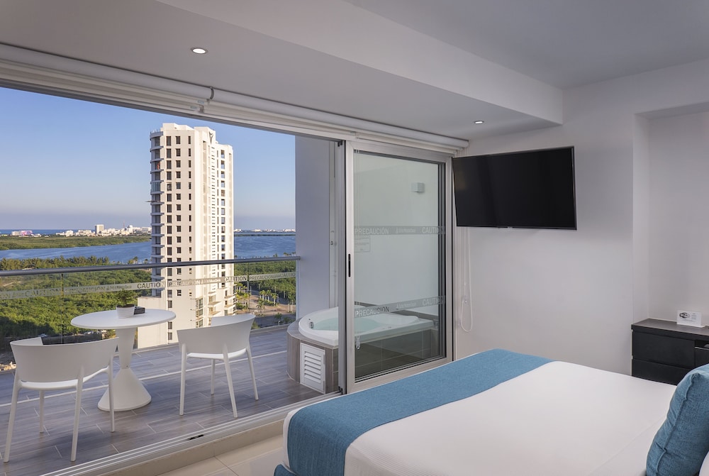 Luxury Room, 1 King Bed, Hot Tub, Sea View photo 2
