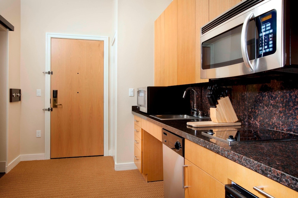 Suite, 1 Bedroom, Balcony - Photo 7