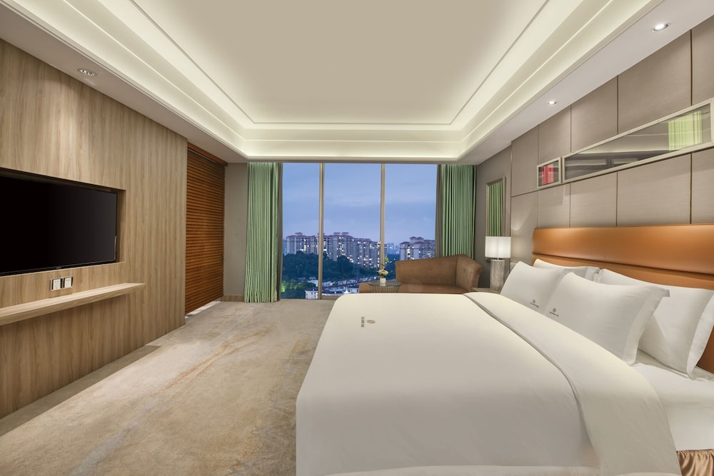 Deluxe Suite, 1 King Bed, Balcony, Mountain View