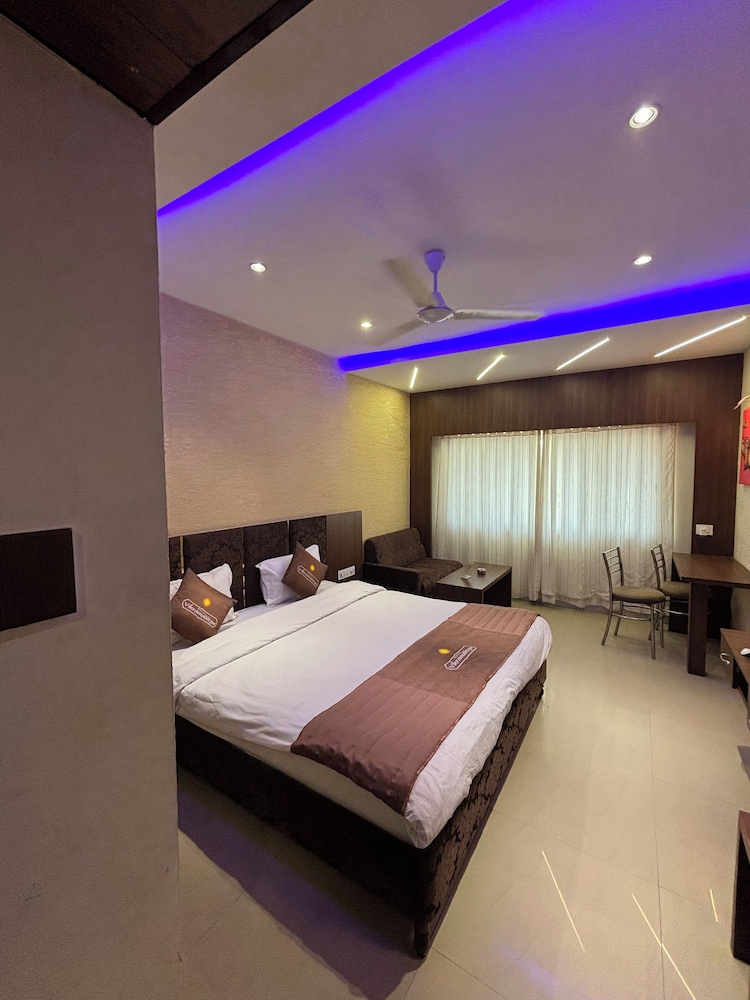 Deluxe Double Room, 1 King Bed, Private Bathroom, City View photo 1