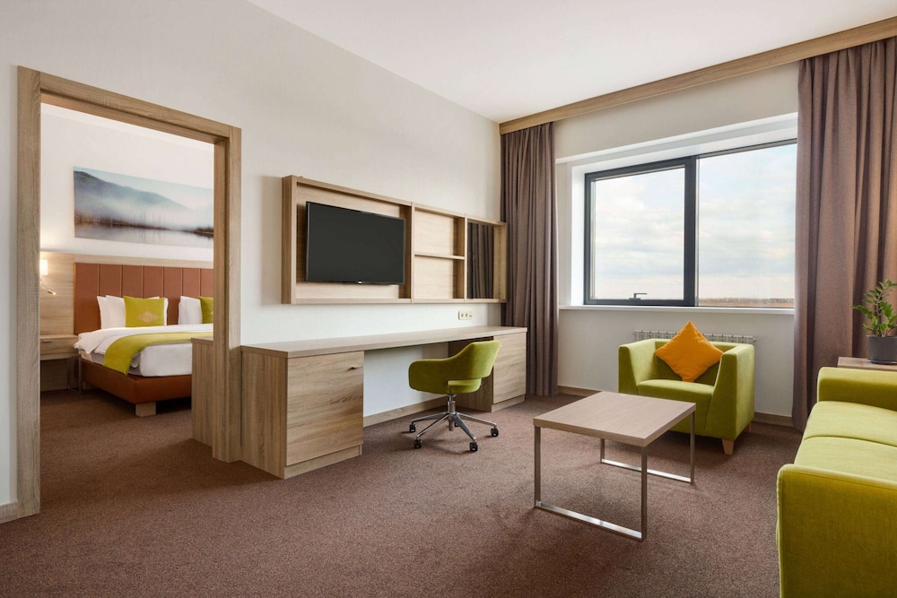 Business Suite, 1 King Bed, Non Smoking photo 1