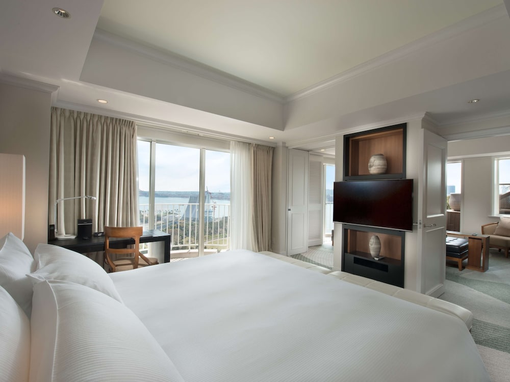 King Terrace Suite - Non-Smoking - 66sqm - Terrace with Whirlpool - Executive Lunge Access King Terrace Suite - Non-Smoking - 66sqm - Terrace with Whirlpool - Executive Lunge Access