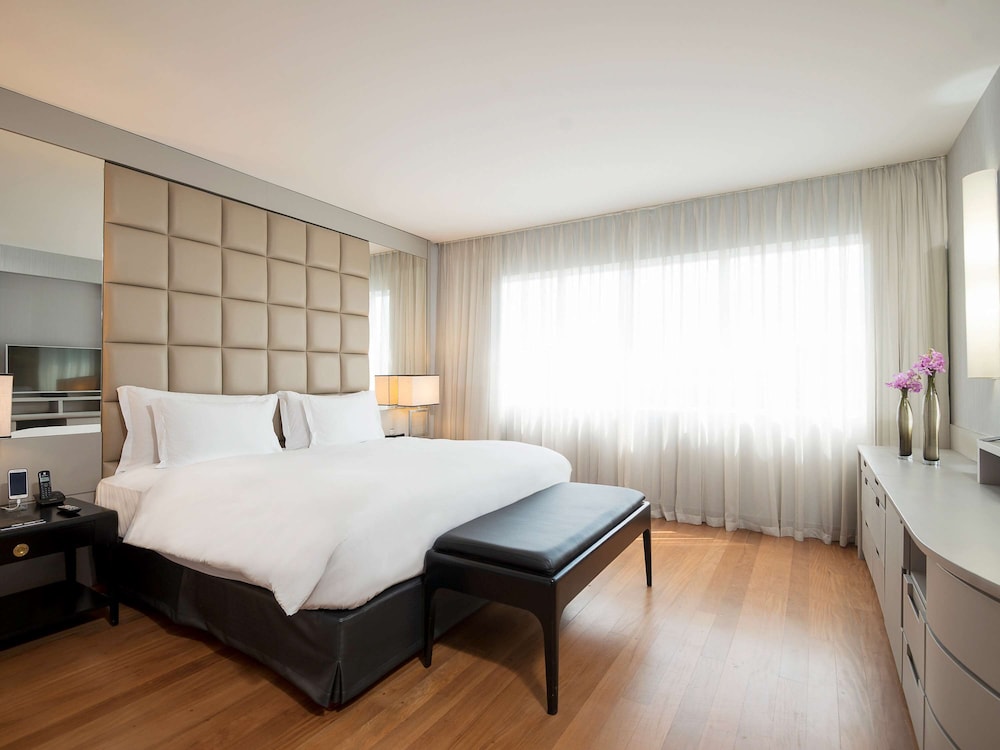 Deluxe Room, 1 King Bed, Bathtub photo 2