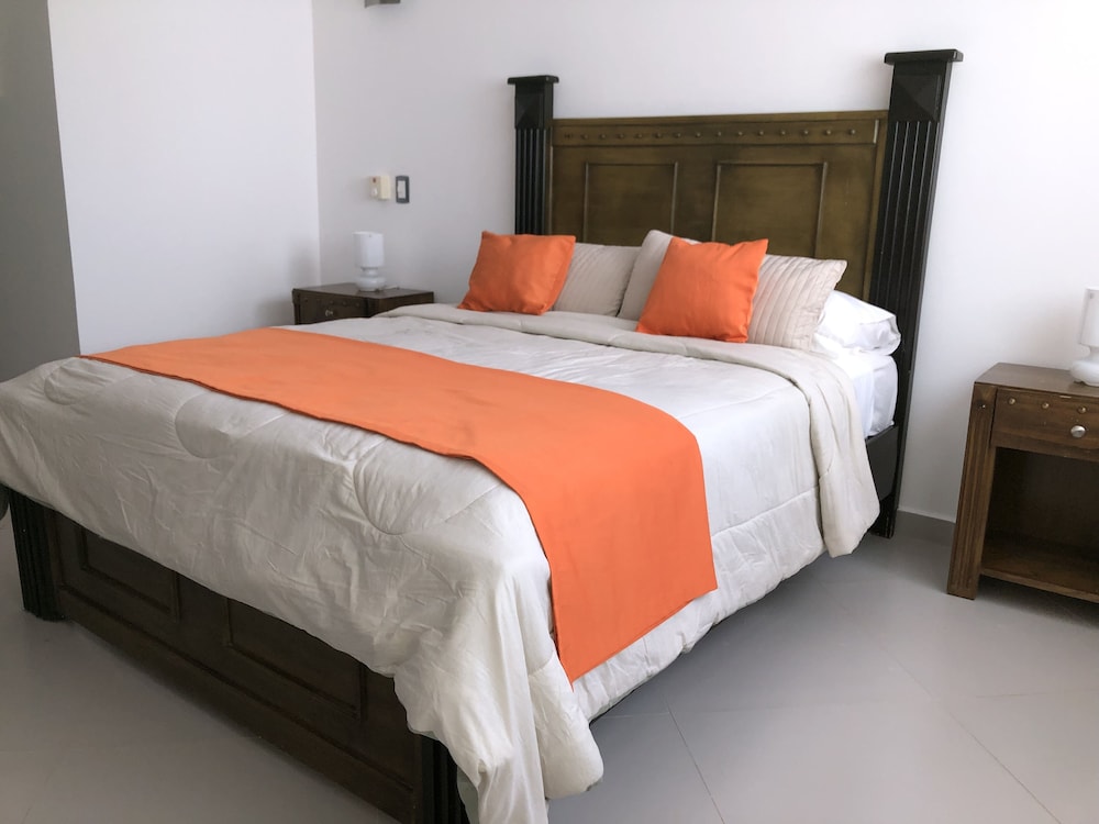 Executive Room, 1 Queen Bed, Refrigerator, Partial Ocean View photo 2